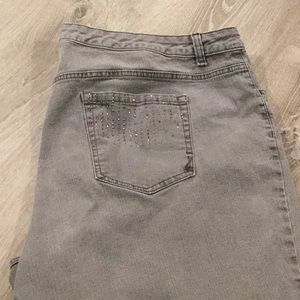 ☑️ Jones New York~Gray Capris~☑️